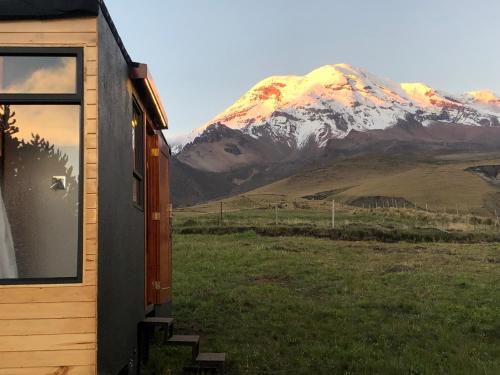 . Bajo Cielo Mini casa con chimenea interior en el Chimborazo