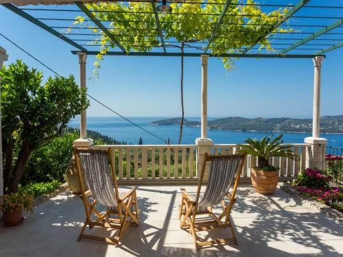 Three-Bedroom Holiday Home with Terrace and Sea View