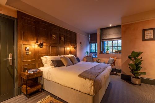 The Wolfpack Inn – London