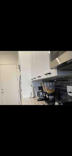 STYLISH COZY CONDO DOWNTOWN . FREE PARKING