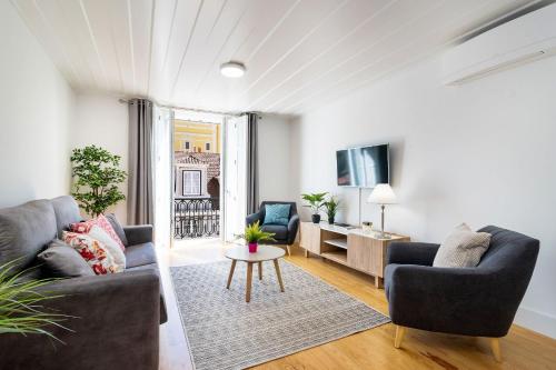 4PAX Apt in Chiado with River View by LovelyStay, Лиссабон