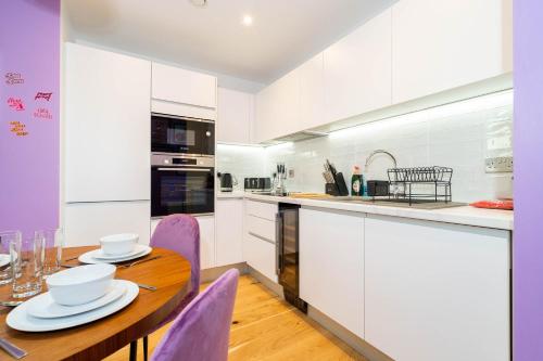 MAEVELA Apartments - ☆ PURPLE Female Power Apartment City Centre - 5 Min walk from Bullring, Cube, M