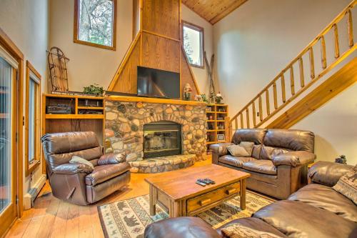 Riverfront Manton Cabin with Pool Table and Fire Pit!, Manton