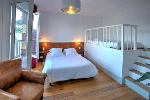 1 double bed, 1 twin bed