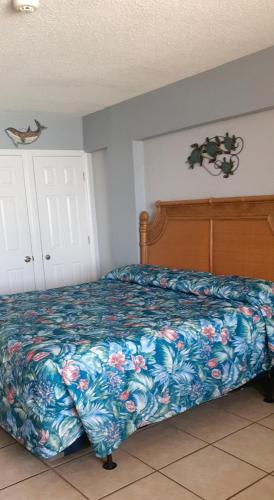 King Studio with Kitchen -Oceanfront room in Daytona Beach Hawaiian Inn