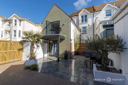 Perfect Lux Beachfront House with Balcony and Sea Views, Parking gîte à louer Burley