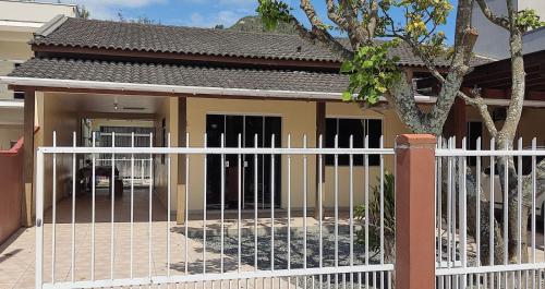 Linda casa a 80 m da Praia Canto Grande/ BOMBINHAS