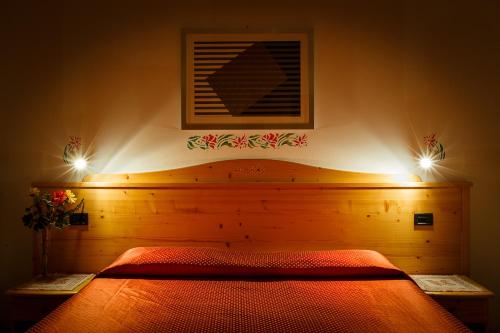 1 queen bed, 2 bunk beds
