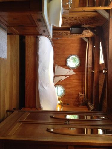 Bed Breakfast Boat, Amsterdam (photo 10)