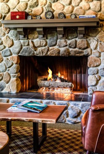 大堂, 胡德湖海岸旅館 (Coast Inn at Lake Hood) in 安克雷奇