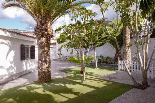 Beautiful Beachfront Garden Villa gîte à louer Guía de Isora