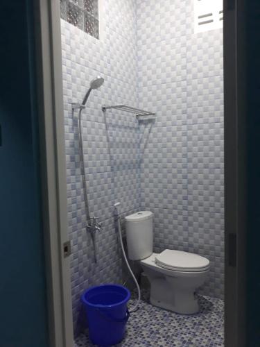 Bathroom, Bu Sur Homestay in Cibinong