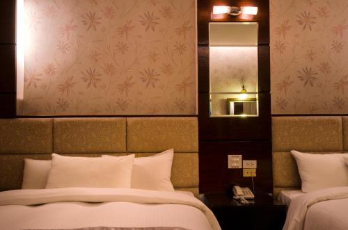 2 twin beds