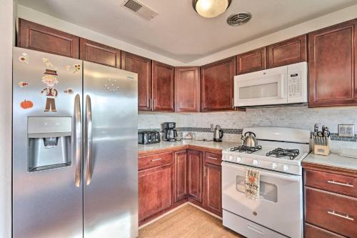 Vegas Oasis Home with Pool and Spa 7 Miles to Strip, Las Vegas (photo 10)