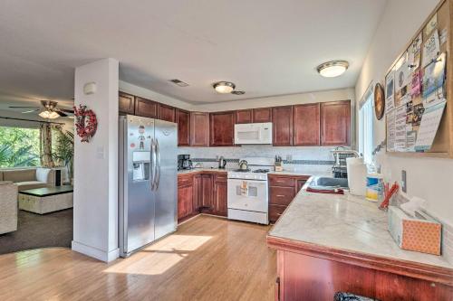 Vegas Oasis Home with Pool and Spa 7 Miles to Strip, Las Vegas (photo 9)