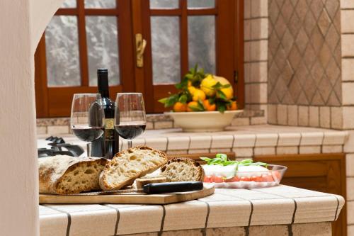 Three-Bedroom Apartment (6 Adults) room in Villa La Roccia - Arienzo