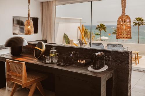 Deluxe Suite with Sea View image 6