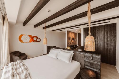 Deluxe Suite with Sea View image 2
