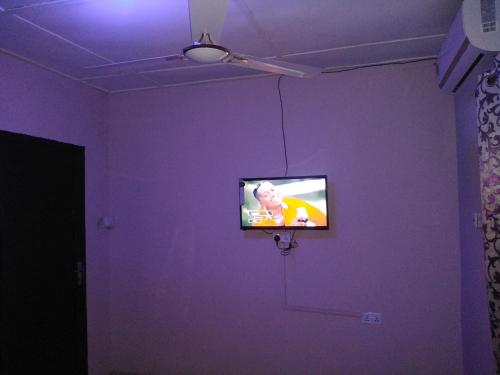 Single bedroom furnished apartment with TV/AC, shared kitchen and bathroom