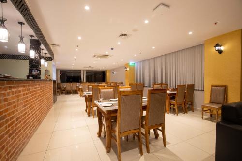 Εστιατόριο, Hotel Palm International in Μπουτβαλ