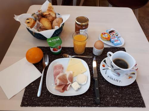 Food and beverages, Brit Hotel Roanne - Le Grand Hotel near Renaison Airport