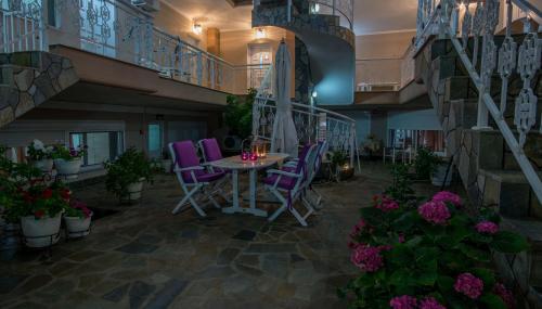 Sky Hotel – Sarti, MO