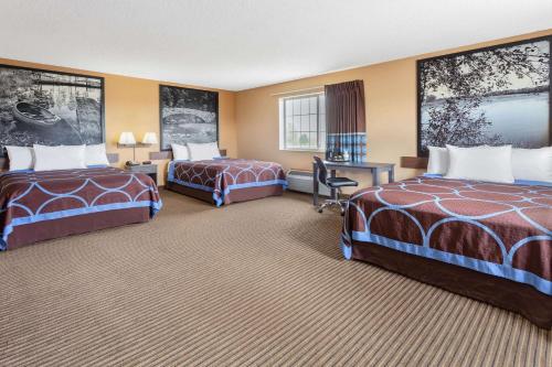 3 queen beds