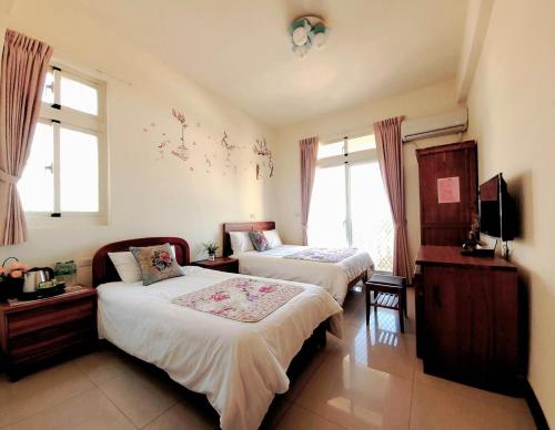 1 double bed, 1 twin bed