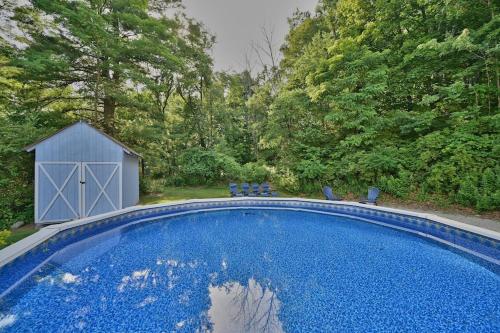 Le Chalet Blue near Camelback Poconos, 6 Beds, Sleeps 10, Pool in Stroudsburg, USA