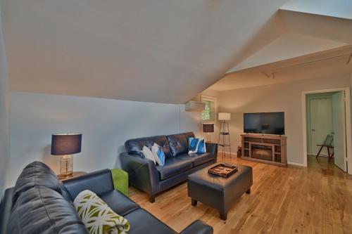 Le Chalet Blue near Camelback Poconos, 6 Beds, Sleeps 10, Pool in Stroudsburg, USA