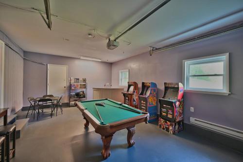 Le Chalet Blue near Camelback Poconos, 6 Beds, Sleeps 10, Pool in Stroudsburg, USA