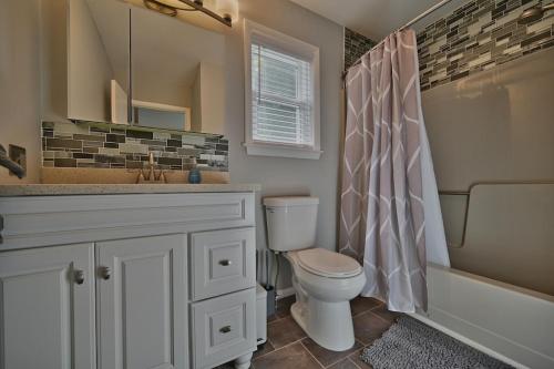 Le Chalet Blue near Camelback Poconos, 6 Beds, Sleeps 10, Pool in Stroudsburg, USA