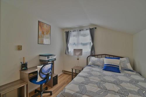 Le Chalet Blue near Camelback Poconos, 6 Beds, Sleeps 10, Pool in Stroudsburg, USA