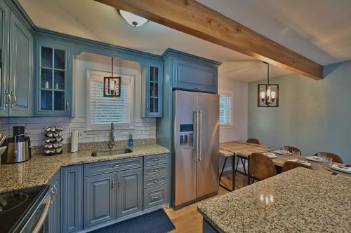 Le Chalet Blue near Camelback Poconos, 6 Beds, Sleeps 10, Pool in Stroudsburg, USA