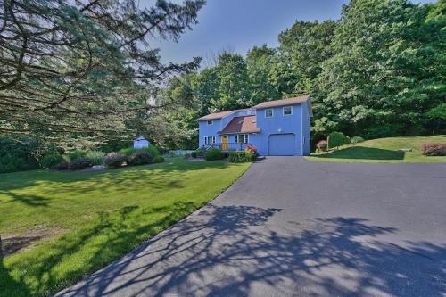 Le Chalet Blue near Camelback Poconos, 6 Beds, Sleeps 10, Pool in Stroudsburg, USA