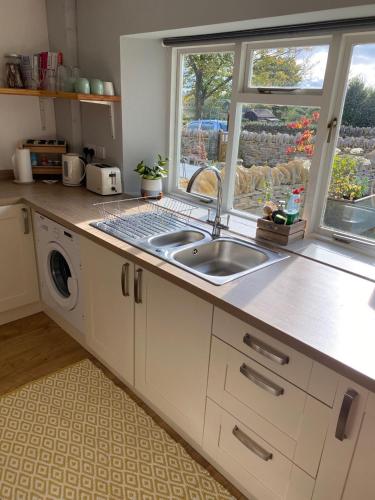 keuken, Cosy Cotswolds Self-Contained One Bedroom Cottage in Salford