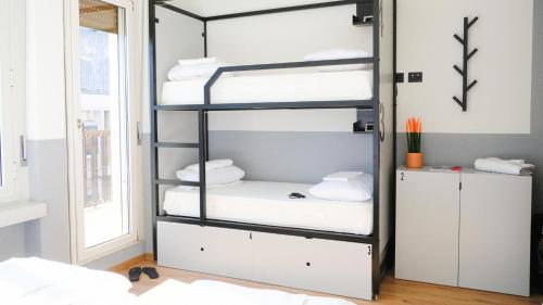2 twin beds, 2 bunk beds