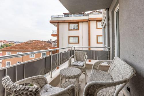 Cozy Flat with Balcony near Belgrad Forest in Eyupsultan, Istanbul