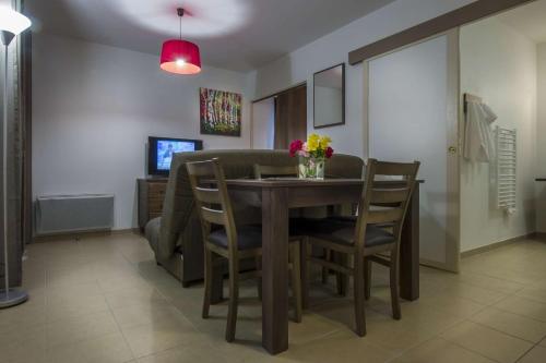 2 bedrooms, 3 beds