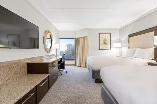2 queen beds