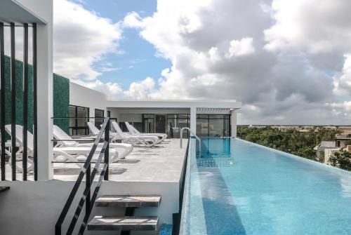 Trendy Tulum Studio Lovely Tropical Rooftop Terrace Swimming Pool and Lounge Area