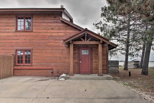 Pelican Lake Retreat with Fire Pit, Dock and Grill! in Breezy Point, USA