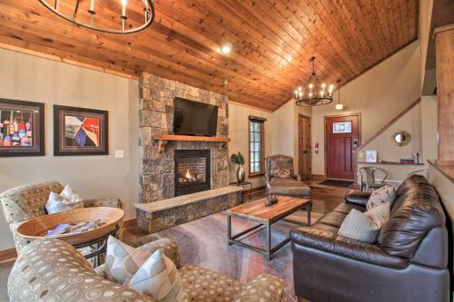 Pelican Lake Retreat with Fire Pit, Dock and Grill! in Breezy Point, USA