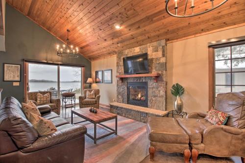 Pelican Lake Retreat with Fire Pit, Dock and Grill! in Breezy Point, USA