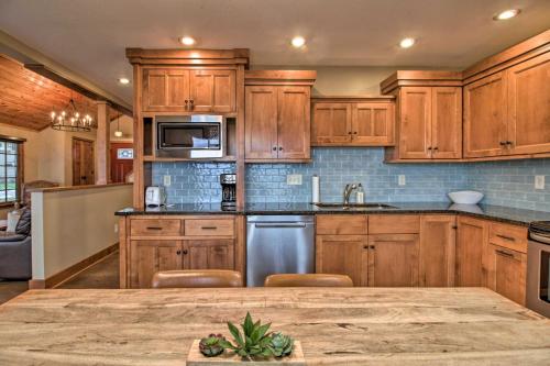 Pelican Lake Retreat with Fire Pit, Dock and Grill! in Breezy Point, USA