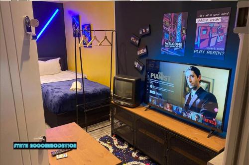 80s RETRO 1Bed Studio Serviced Apartment Battersea London Pe