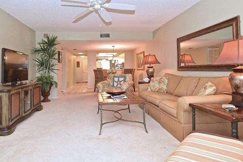 Gulf and Bay Club 204C Beach Front Spa 3 Pools Sleeps 6 2 Bedroom Gym - image 6