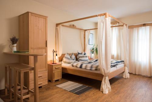 1 queen bed, 1 bunk bed
