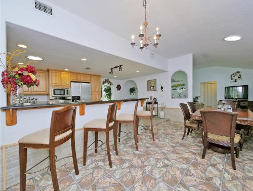 Palm Paradise 3 Bedrooms Sleeps 8 Canal View Private Pool Boat Dock - image 8