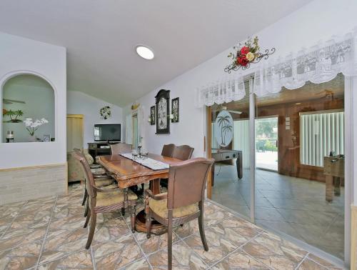 Palm Paradise 3 Bedrooms Sleeps 8 Canal View Private Pool Boat Dock - image 7